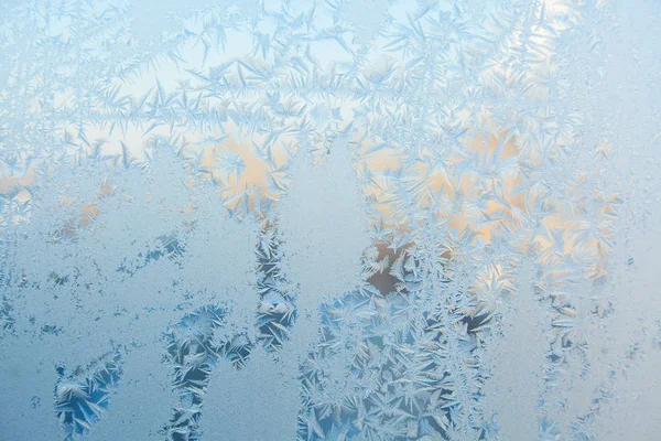 Hermosos patrones de textura de invierno de heladas en la ventana —  Fotos de Stock