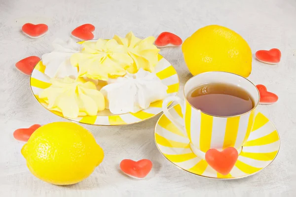 Utsökt läcker frukost alla hjärtans dag i vacker tallrik — Stockfoto