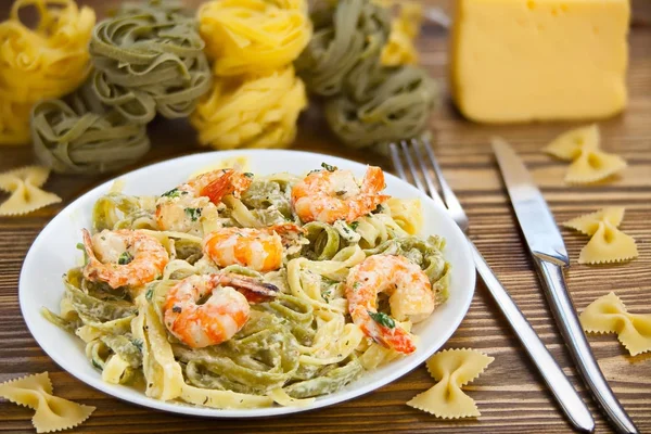 lezzetli fettuccine makarna karides beyaz tabakta ile
