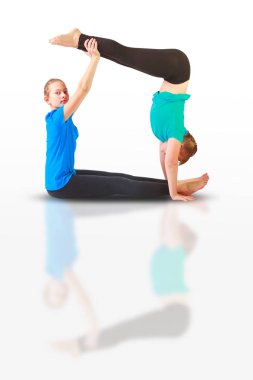 güzel kadının yoguna beyaz arka plan yapması