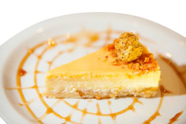 lezzetli lezzetli peynir pasta plaka üzerinde beyaz arka plan üzerinde