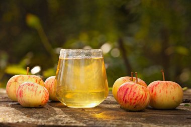 Şeffaf bardakta taze sıkılmış elma suyu.