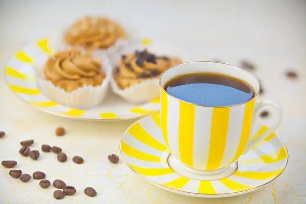 Delicioso café negro caliente en hermosa taza — Foto de Stock