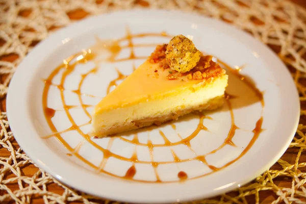 Smakelijke heerlijke Cheesecake op plaat — Stockfoto