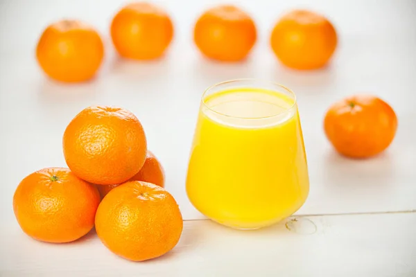 Delicious fresh squeezed tangerine juice in  transparent glass — Stock Photo, Image