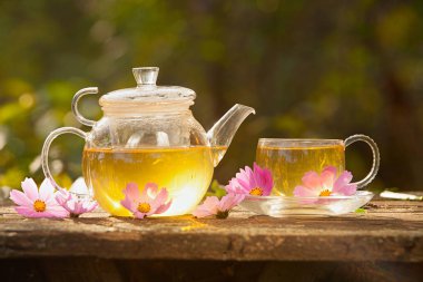 Güzel fincanda yeşil çay