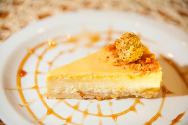 lezzetli lezzetli peynir pasta plaka üzerinde