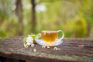 Masada yeşil çay olan kristal bardak.