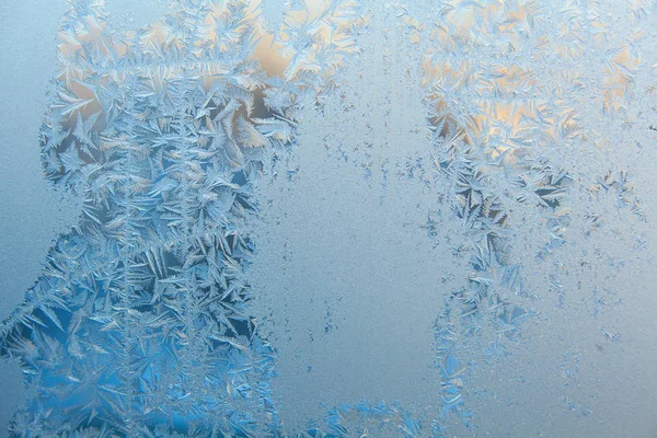 Hermosos patrones de textura de invierno de heladas en la ventana —  Fotos de Stock