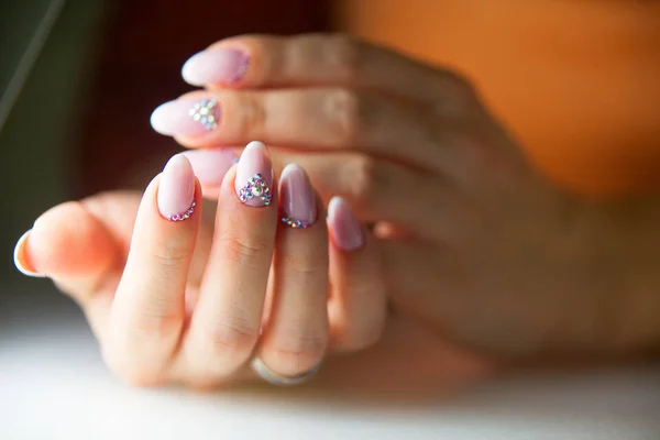 Femmina rosa francese manicure su bello sfondo — Foto Stock