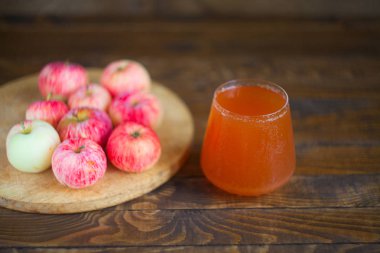 Şeffaf bardakta taze sıkılmış elma suyu.