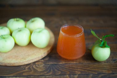 Şeffaf bardakta taze sıkılmış elma suyu.