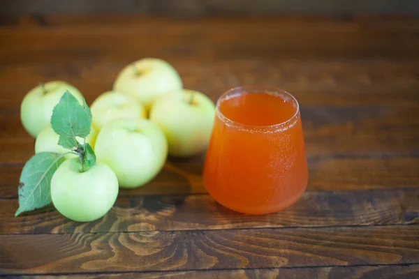 Finom, frissen facsart almalé átlátszó üvegben — Stock Fotó