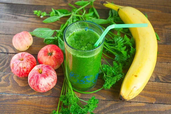 Gezonde groene smoothies van peterselie en fruit — Stockfoto