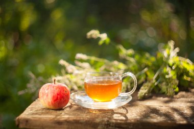 Güzel fincanda yeşil çay