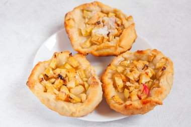 Taze elma ve hamur turta yemek