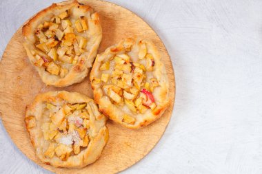 Taze elma ve hamur turta yemek