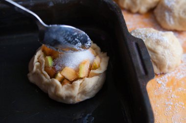 Taze elma ve hamur turta yemek