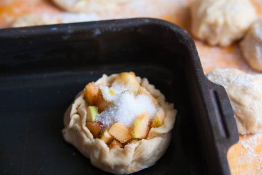 Taze elma ve hamur turta yemek