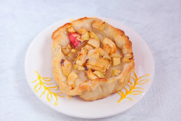 Cocinar los pasteles de manzanas frescas y masa — Foto de Stock