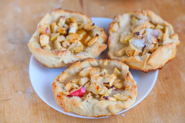 Cocinar los pasteles de manzanas frescas y masa — Foto de Stock