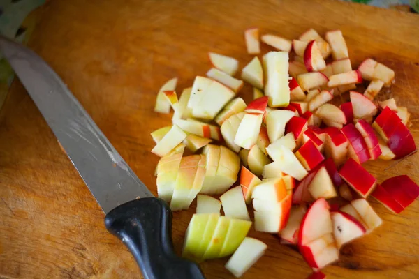 Заправка яблок для домашнего торта на столе — стоковое фото