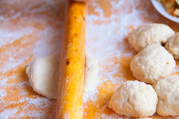 Cocinar los pasteles de manzanas frescas y masa — Foto de Stock