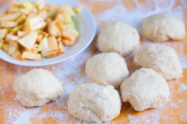 Cocinar los pasteles de manzanas frescas y masa — Foto de Stock