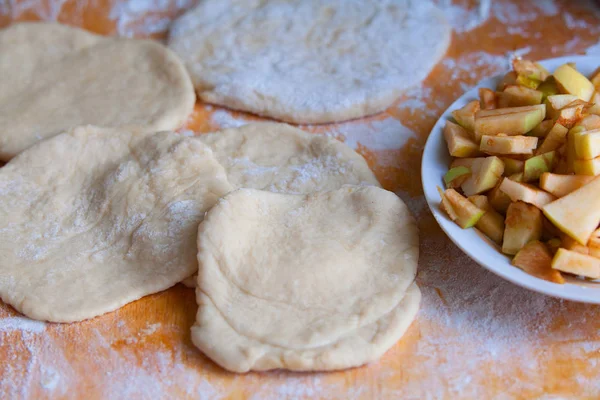 Taze elma ve hamur turta yemek