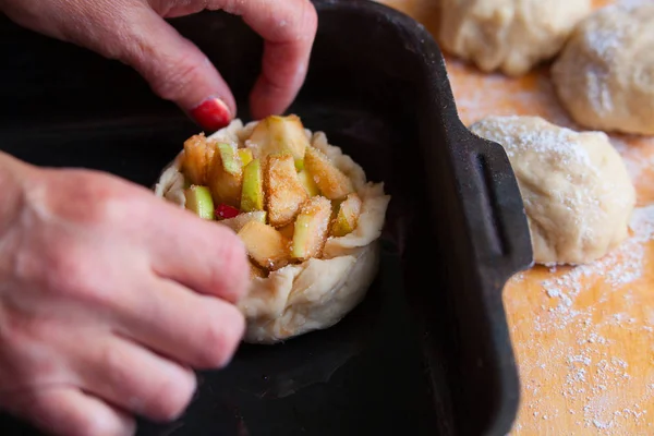 Taze elma ve hamur turta yemek