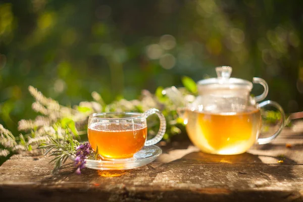 Güzel fincanda yeşil çay