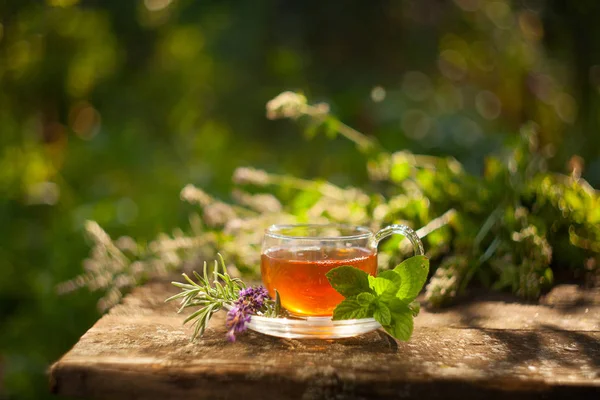 Güzel fincanda yeşil çay