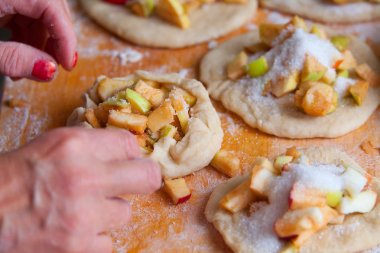 Taze elma ve hamur turta yemek