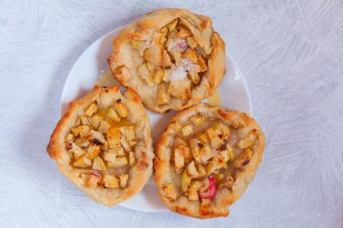 Taze elma ve hamur turta yemek