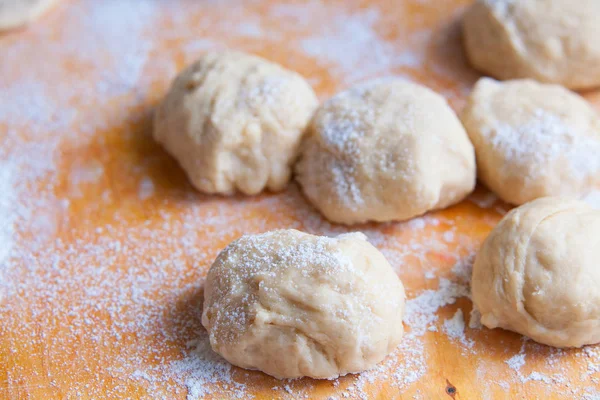 Cocinar los pasteles de manzanas frescas y masa — Foto de Stock