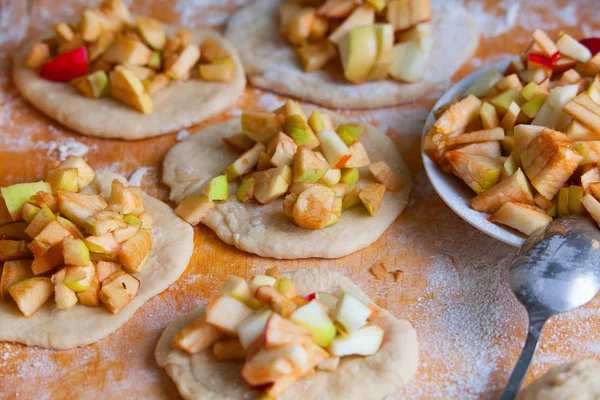 Cocinar los pasteles de manzanas frescas y masa — Foto de Stock