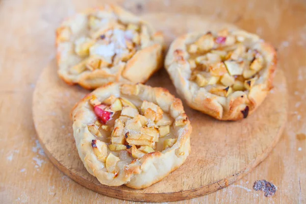 Приготувати пироги зі свіжих яблук і тіста — стокове фото
