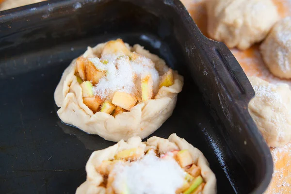 Cocinar los pasteles de manzanas frescas y masa — Foto de Stock