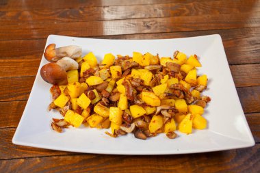 plaka üzerinde mantarlı patates kızartması