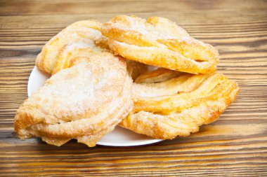 Gevrek puf böreği ile plaka üzerinde reçelli puf böreği