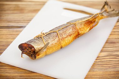 Mutfak kurulu masada sıcak füme somon balık