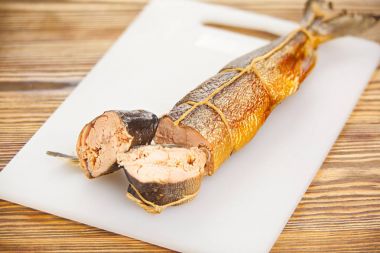 Mutfak kurulu masada sıcak füme somon balık