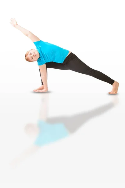 Mulher bonita fazendo ioga no fundo branco — Fotografia de Stock