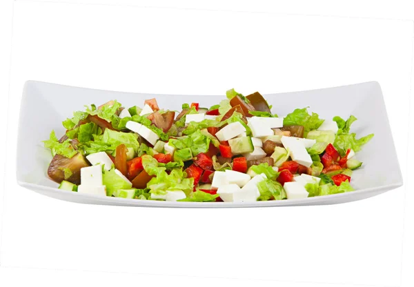 Köstlicher griechischer Salat auf Teller auf weißem Hintergrund — Stockfoto