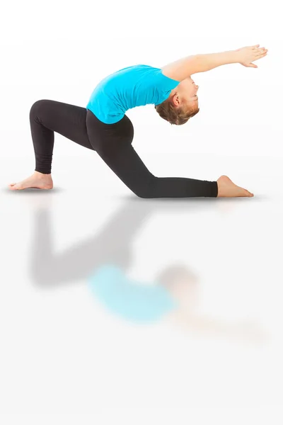 Schöne Frau macht Yoga auf weißem Hintergrund — Stockfoto