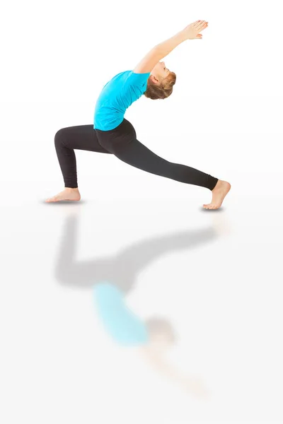 Hermosa mujer haciendo yoga sobre fondo blanco — Foto de Stock