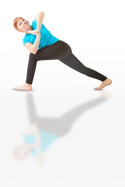 Hermosa mujer haciendo yoga sobre fondo blanco — Foto de Stock