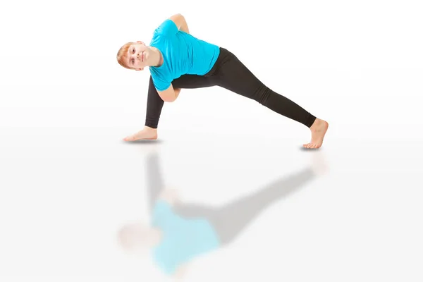 Schöne Frau macht Yoga auf weißem Hintergrund — Stockfoto