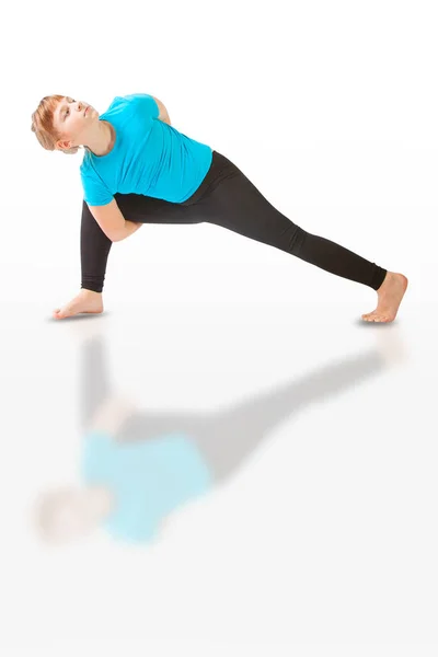 Hermosa mujer haciendo yoga sobre fondo blanco — Foto de Stock