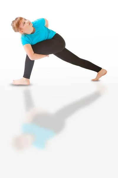 Hermosa mujer haciendo yoga sobre fondo blanco — Foto de Stock